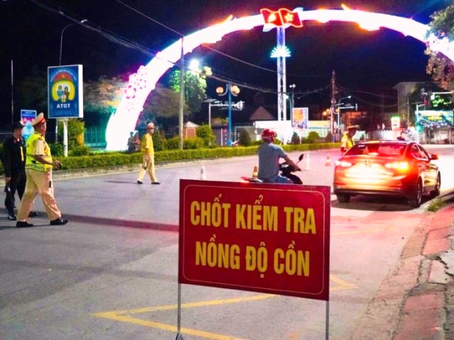 Nghệ An xử lý hơn 350 trường hợp vi phạm nồng độ cồn chỉ sau 2 ngày. Nghệ An xử lý hơn 350 trường hợp vi phạm nồng độ cồn chỉ sau 2 ngày.