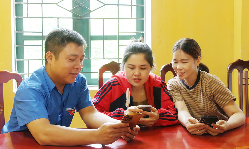 Người dân xã Lục Ngạn sử dụng mạng 5G để thực hiện dịch vụ công.