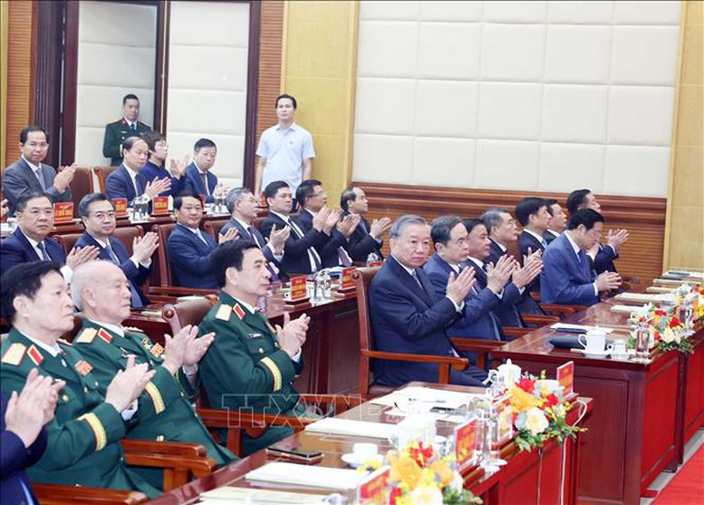 Tổng B&iacute; thư T&ocirc; L&acirc;m, B&iacute; thư Qu&acirc;n uỷ Trung ương v&agrave; c&aacute;c đại biểu - Ảnh: TTXVN