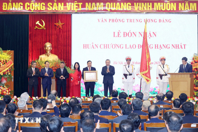 Tổng Bí thư Tô Lâm trao Huân chương Lao động hạng Nhất tặng Văn phòng Trung ương Đảng. (Ảnh: Thống Nhất/TTXVN)