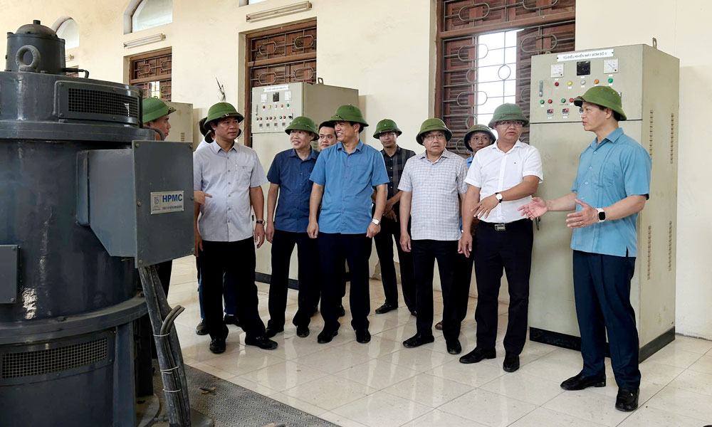 Đồng chí Vương Quốc Tuấn kiểm tra tại Trạm bơm Trúc Tay.