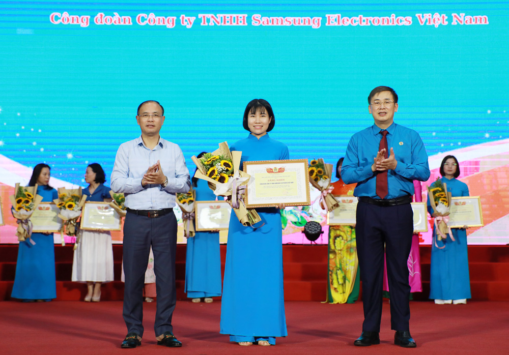 Lãnh đạo Ban Tuyên giáo và Dân vận Tỉnh ủy, Liên đoàn Lao động tỉnh trao Bằng khen của Liên đoàn Lao động tỉnh cho các tập thể tiêu biểu trong phong trào 