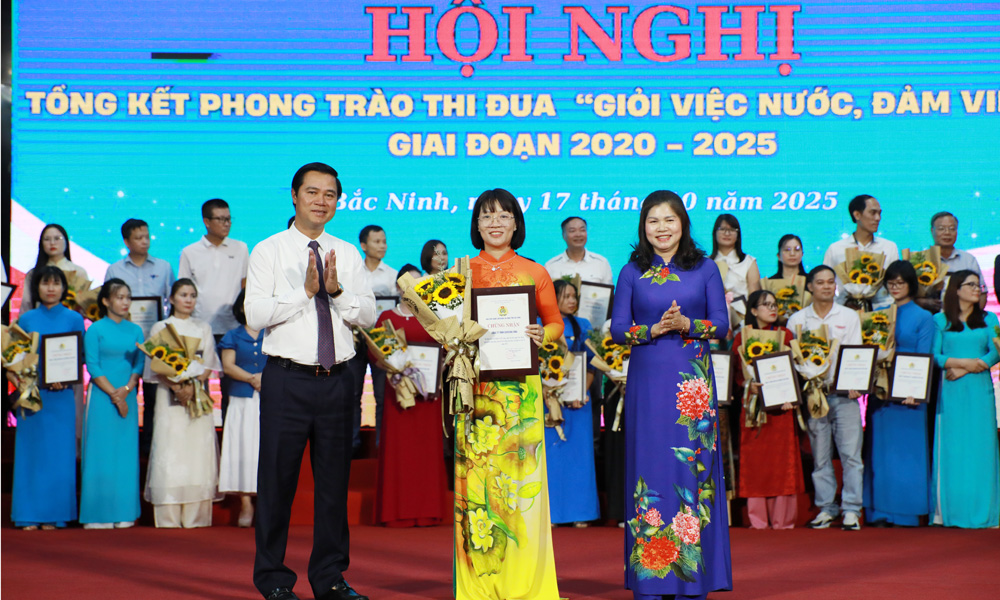 Các đồng chí: Lâm Thị Hương Thành, Lê Xuân Lợi trao Chứng nhận cho các doanh nghiệp tiêu biểu có nhiều hoạt động chăm lo người lao động.