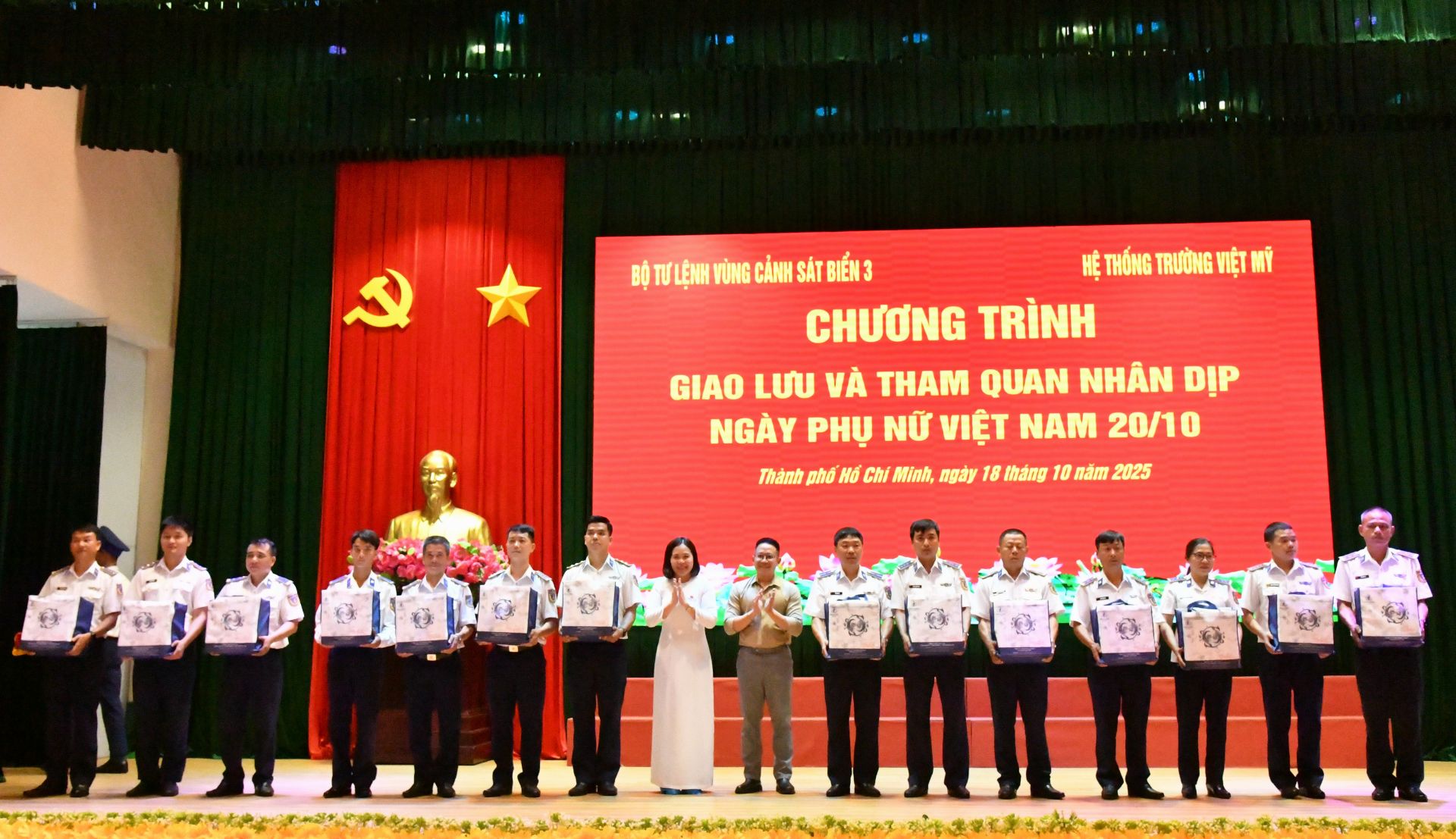 Đoàn đại biểu Hệ thống trường Việt Mỹ thăm, giao lưu và tặng quà cán bộ, chiến sĩ Vùng Cảnh sát biển 3