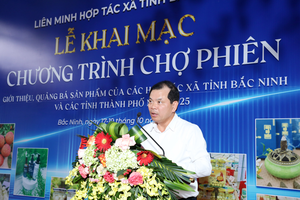 Đồng chí Phan Thế Tuấn, Phó Chủ tịch UBND tỉnh phát biểu tại lễ kha mạc chợ phiên. Đồng chí Phan Thế Tuấn, Phó Chủ tịch UBND tỉnh phát biểu tại lễ kha mạc chợ phiên.
