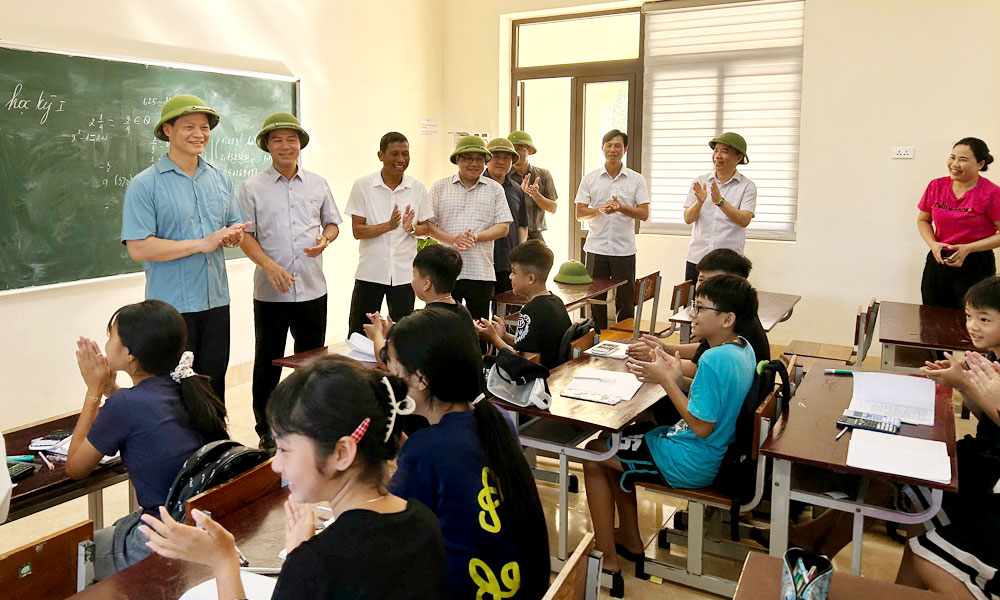 Đồng chí Vương Quốc Tuấn cùng đoàn công tác thăm Trường THCS Hòa Sơn, xã Hợp Thịnh.
