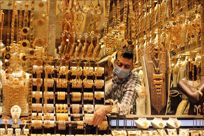 Trang sức vàng được bày bán tại cửa hàng ở Baghdad, Iraq. Ảnh: THX/TTXVN Trang sức vàng được bày bán tại cửa hàng ở Baghdad, Iraq. Ảnh: THX/TTXVN
