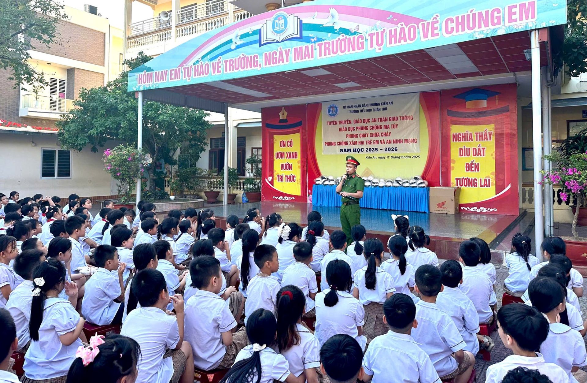 Quang cảnh buổi tuyên truyền. Quang cảnh buổi tuyên truyền.