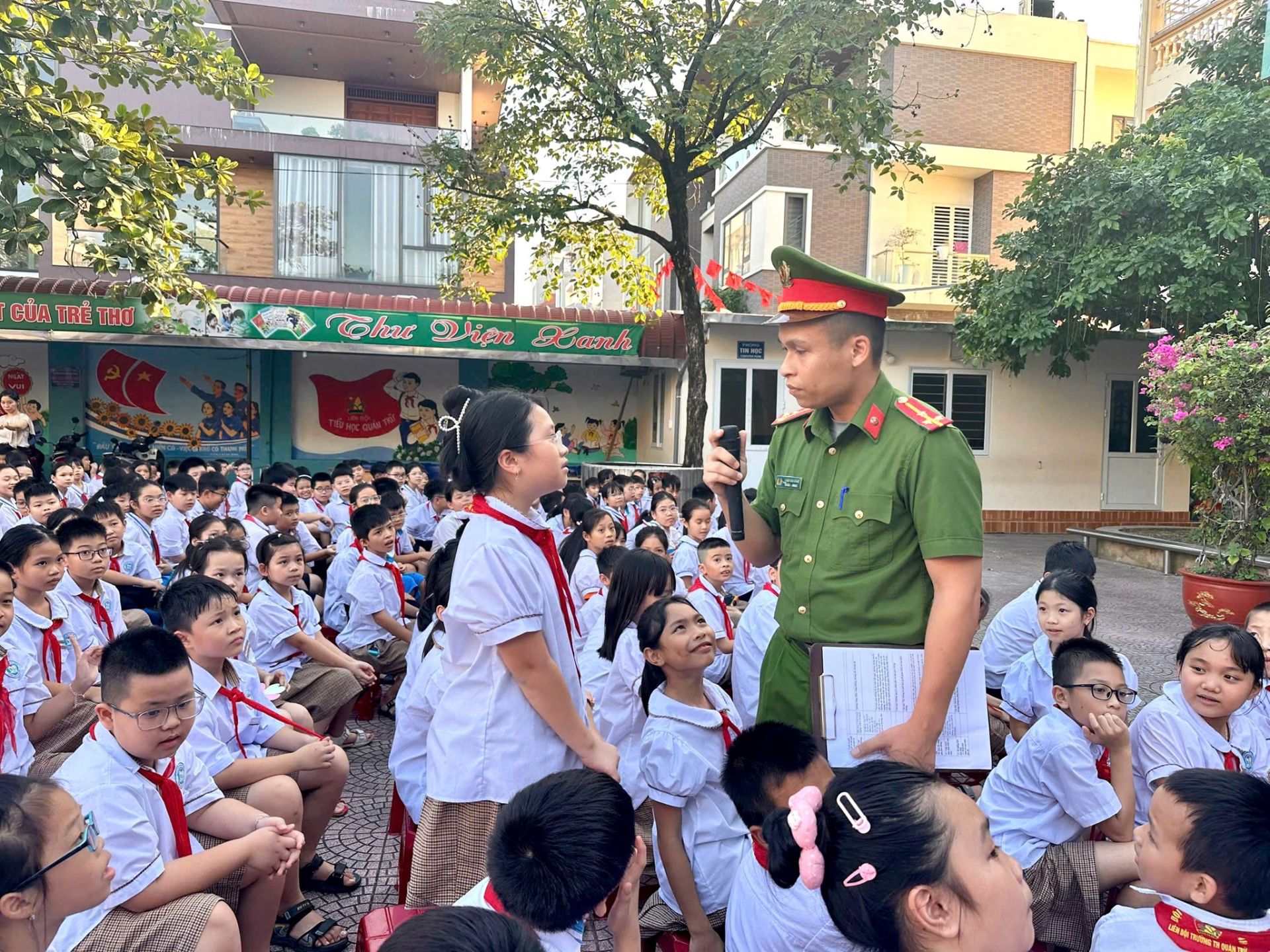 Các em học sinh tham gia buổi tuyên truyền. Các em học sinh tham gia buổi tuyên truyền.