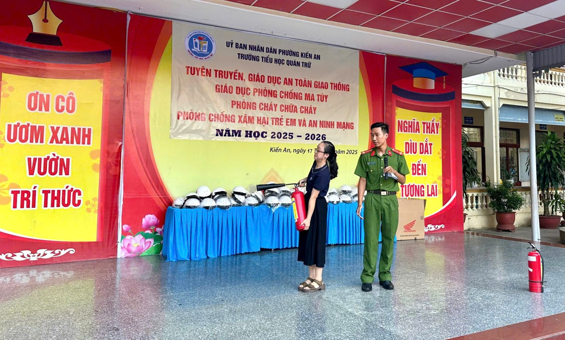 Công an Hải Phòng tuyên truyền, giáo dục pháp luật cho gần 600 học sinh trường Tiểu học Quán Trữ