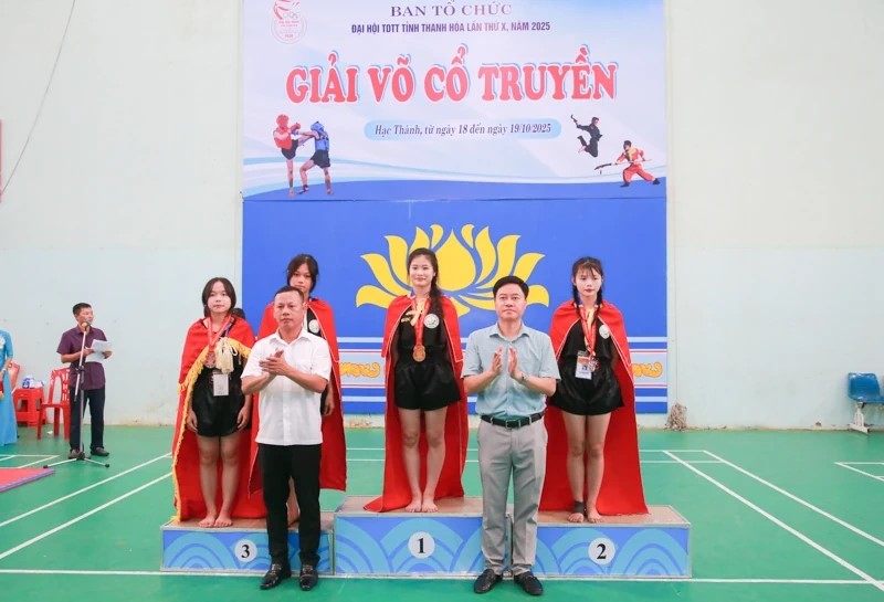 Ban Tổ chức trao huy chương Vàng, Bạc, Đồng ở nội dung đối kháng nữ hạng trên 42kg - 45kg.