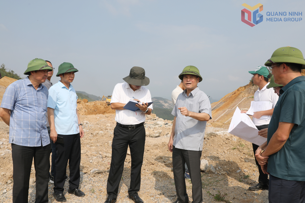 Chủ tịch UBND tỉnh Quảng Ninh kiểm tra công tác tổ chức thi công và chỉ đạo giải quyết một số khó khăn, vướng mắc nhằm đẩy nhanh tiến độ dự án cải tạo, nâng cấp QL279. Chủ tịch UBND tỉnh Quảng Ninh kiểm tra công tác tổ chức thi công và chỉ đạo giải quyết một số khó khăn, vướng mắc nhằm đẩy nhanh tiến độ dự án cải tạo, nâng cấp QL279.