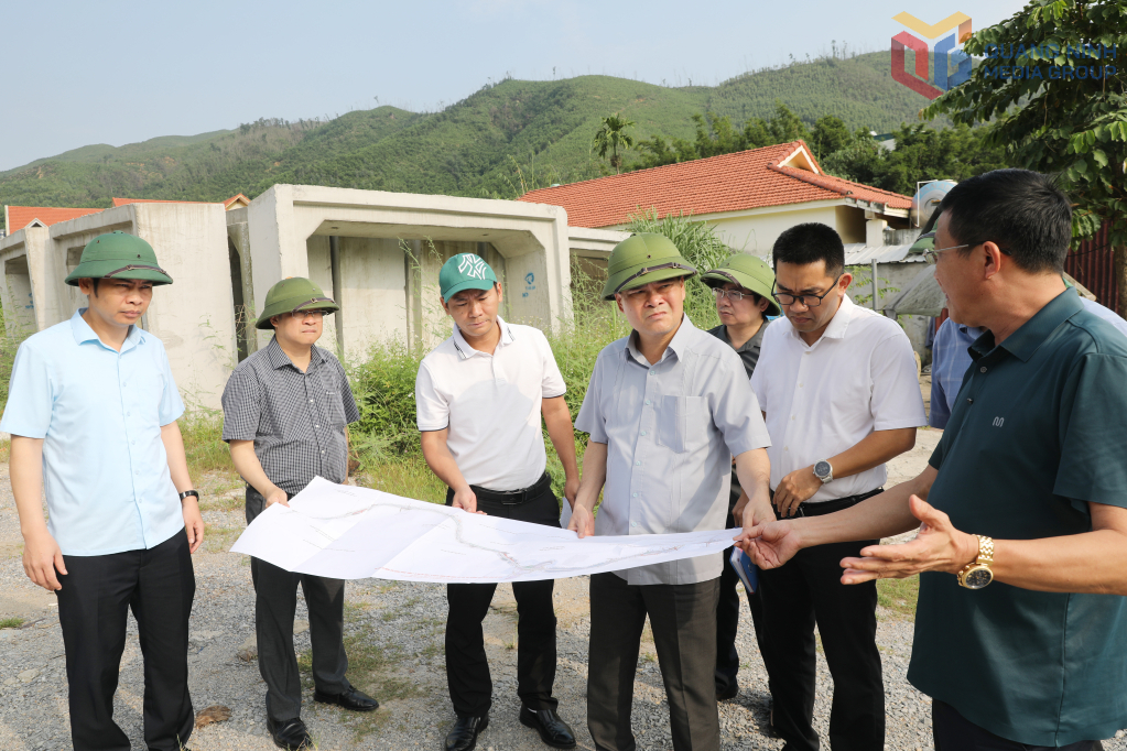 Chủ tịch UBND tỉnh Quảng Ninh nghe Chủ đầu tư báo cáo tiến độ thực hiện dự án. Chủ tịch UBND tỉnh Quảng Ninh nghe Chủ đầu tư báo cáo tiến độ thực hiện dự án.