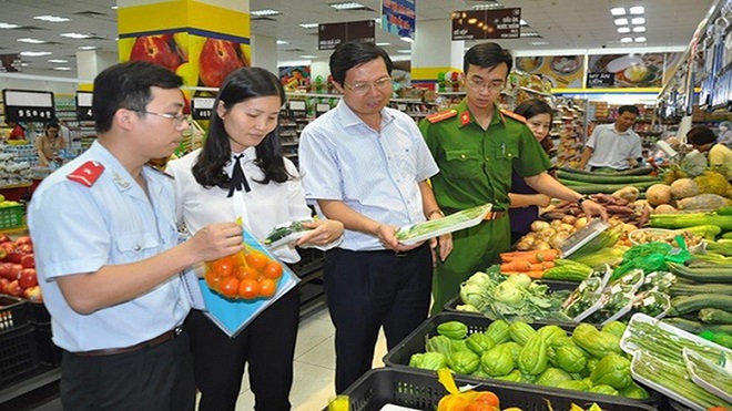 Dự thảo Nghị định mới được xây dựng theo hướng quản lí chặt chẽ hoạt động sản xuất, kinh doanh thực phẩm nhằm ngăn chặn và xử lí nghiêm minh các vi phạm về an toàn thực phẩm. Ảnh minh họa Dự thảo Nghị định mới được xây dựng theo hướng quản lí chặt chẽ hoạt động sản xuất, kinh doanh thực phẩm nhằm ngăn chặn và xử lí nghiêm minh các vi phạm về an toàn thực phẩm. Ảnh minh họa