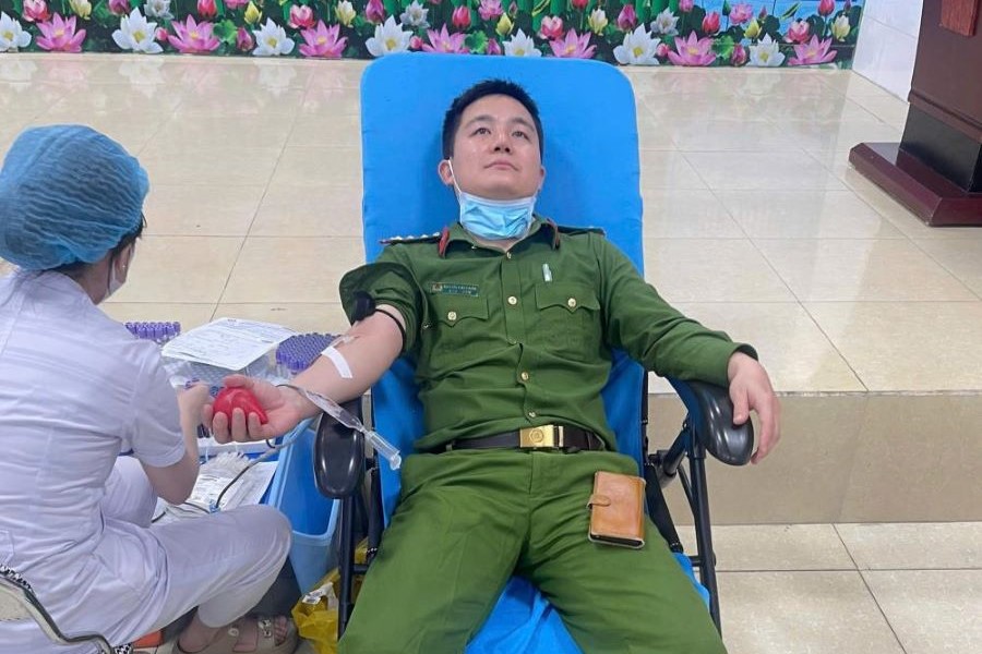 Nhận được thông tin, 3 chiến sĩ công an xã Đức Quang đã nhanh chóng có mặt để kịp thời hiến máu cứu người. Nhận được thông tin, 3 chiến sĩ công an xã Đức Quang đã nhanh chóng có mặt để kịp thời hiến máu cứu người.