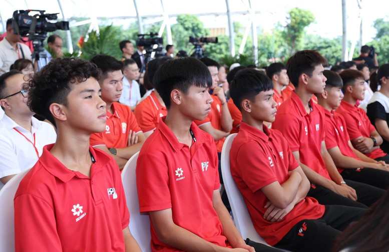 Các cầu thủ trẻ của Trung tâm PVF dự lễ khởi công - Ảnh VGP/Đức Tuân