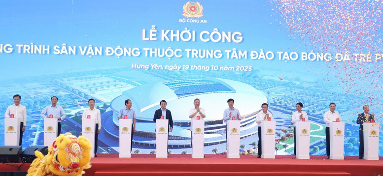 Tổng Bí thư Tô Lâm và các đại biểu thực hiện nghi thức khởi công công trình - Ảnh VGP/Đức Tuân