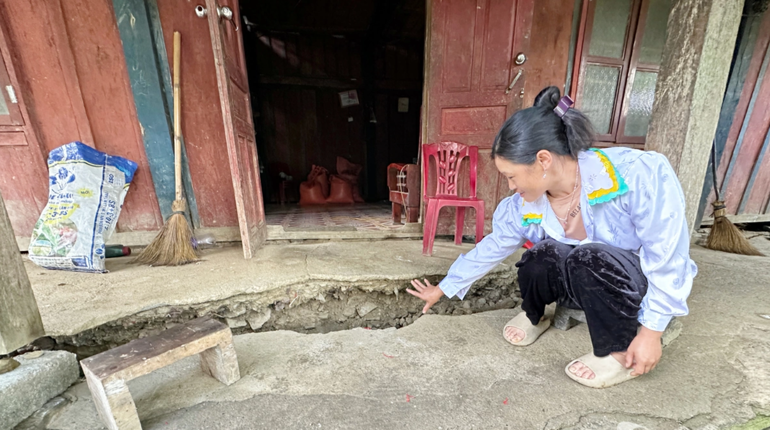 Vết nứt rộng hơn 20cm trước cửa nhà một hộ dân thôn Phia Phạ. Vết nứt rộng hơn 20cm trước cửa nhà một hộ dân thôn Phia Phạ.