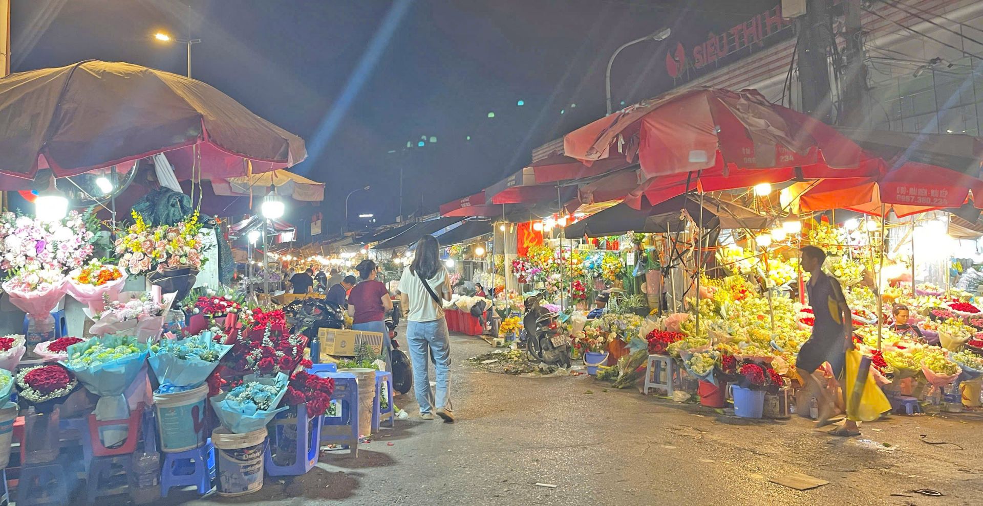 Chợ hoa Quảng An rực rỡ sắc màu trước Ngày Phụ nữ Việt Nam 20/10