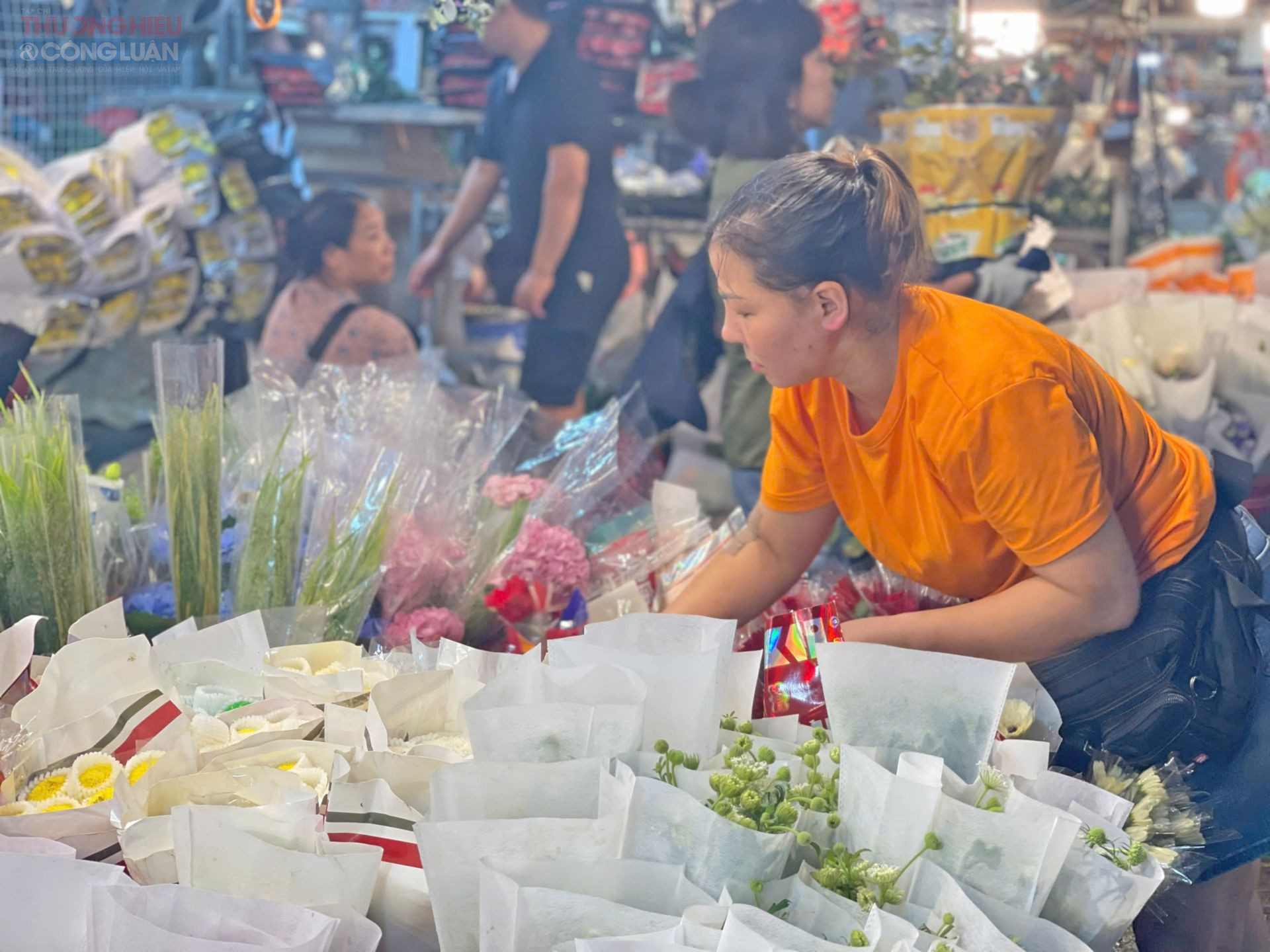 Tiểu thương thức trắng đêm phân loại hoa cho phiên chợ sớm. Tiểu thương thức trắng đêm phân loại hoa cho phiên chợ sớm.