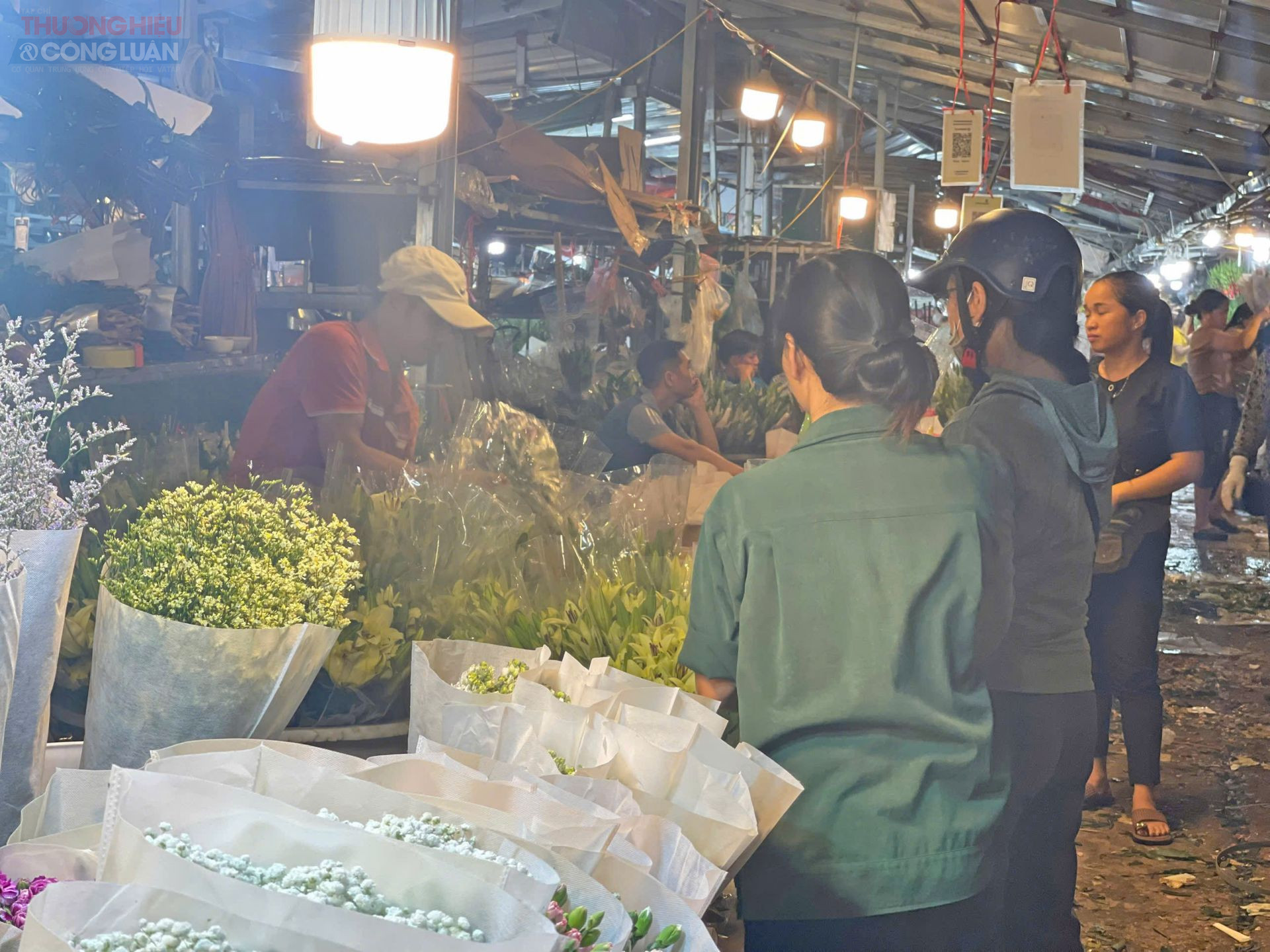 Người mua chen kín lối đi, chọn từng bó hoa tươi nhất. Người mua chen kín lối đi, chọn từng bó hoa tươi nhất.