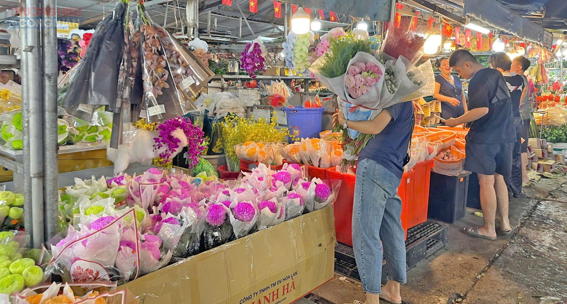 Nhiều tiểu thương tranh thủ lấy hoa khi trời còn chưa sáng rõ Nhiều tiểu thương tranh thủ lấy hoa khi trời còn chưa sáng rõ