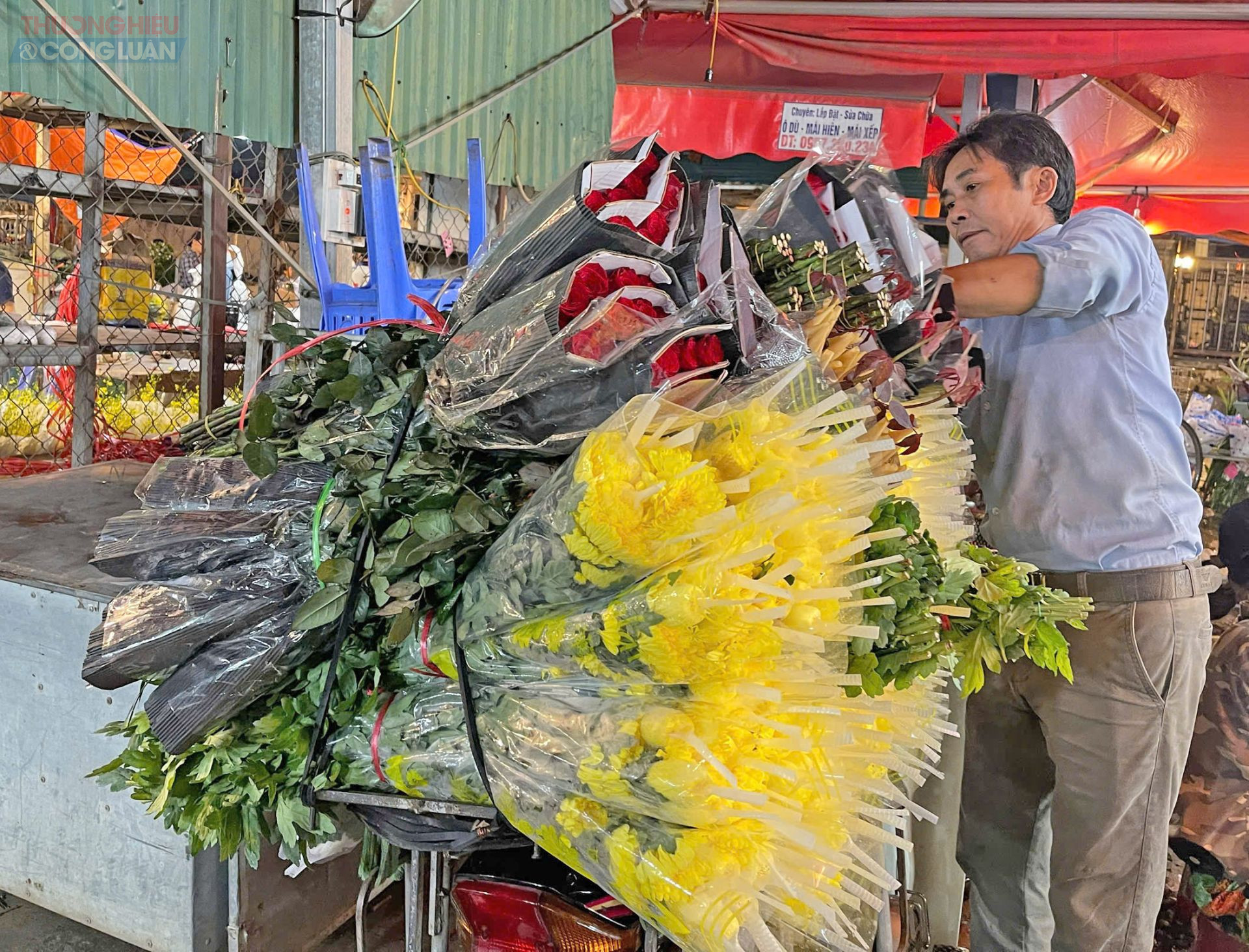 Ảnh 5: Xe máy chất đầy hoa nối đuôi nhau rời chợ khi trời còn tối. Ảnh 5: Xe máy chất đầy hoa nối đuôi nhau rời chợ khi trời còn tối.