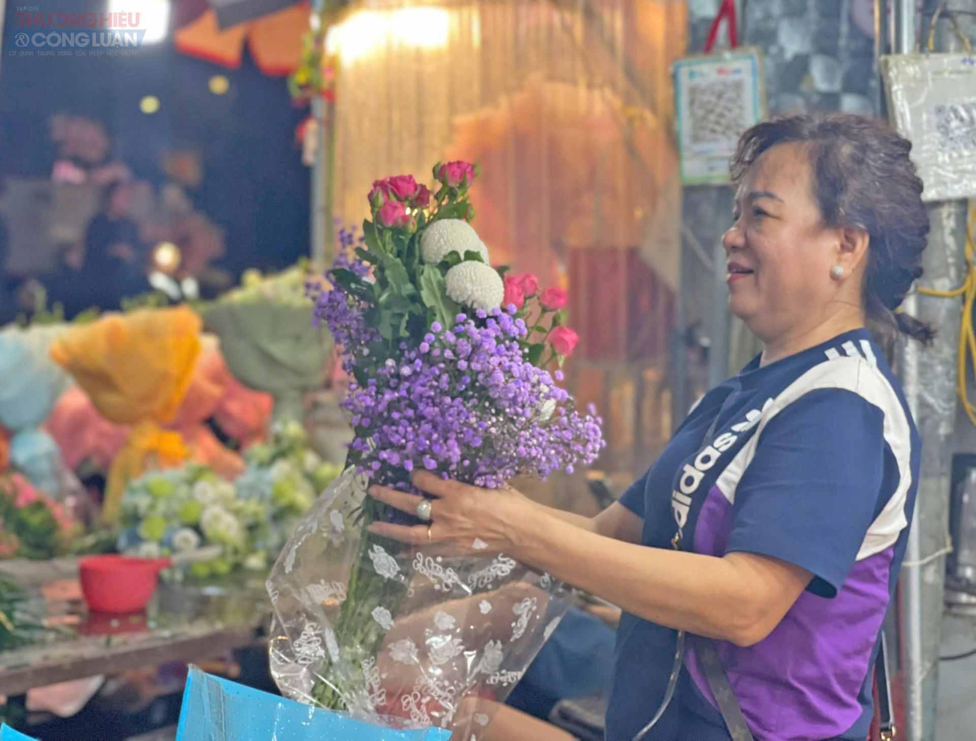 Ảnh 7: Nụ cười của người bán giữa hàng trăm bó hoa tươi đầy sắc màu. Ảnh 7: Nụ cười của người bán giữa hàng trăm bó hoa tươi đầy sắc màu.