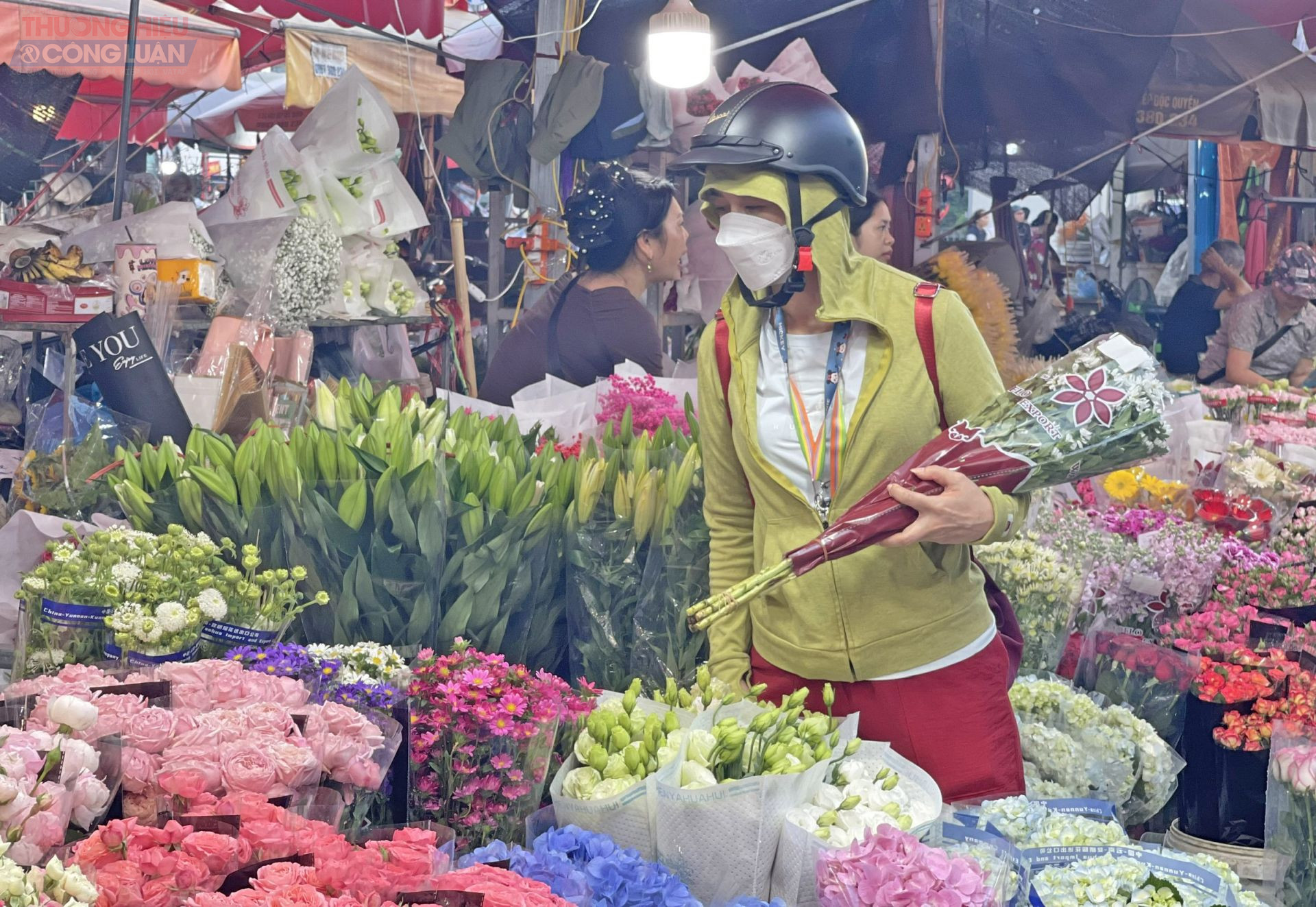 Xe hoa rời chợ, mang hương sắc lan tỏa khắp các con phố Hà Nội. Xe hoa rời chợ, mang hương sắc lan tỏa khắp các con phố Hà Nội.