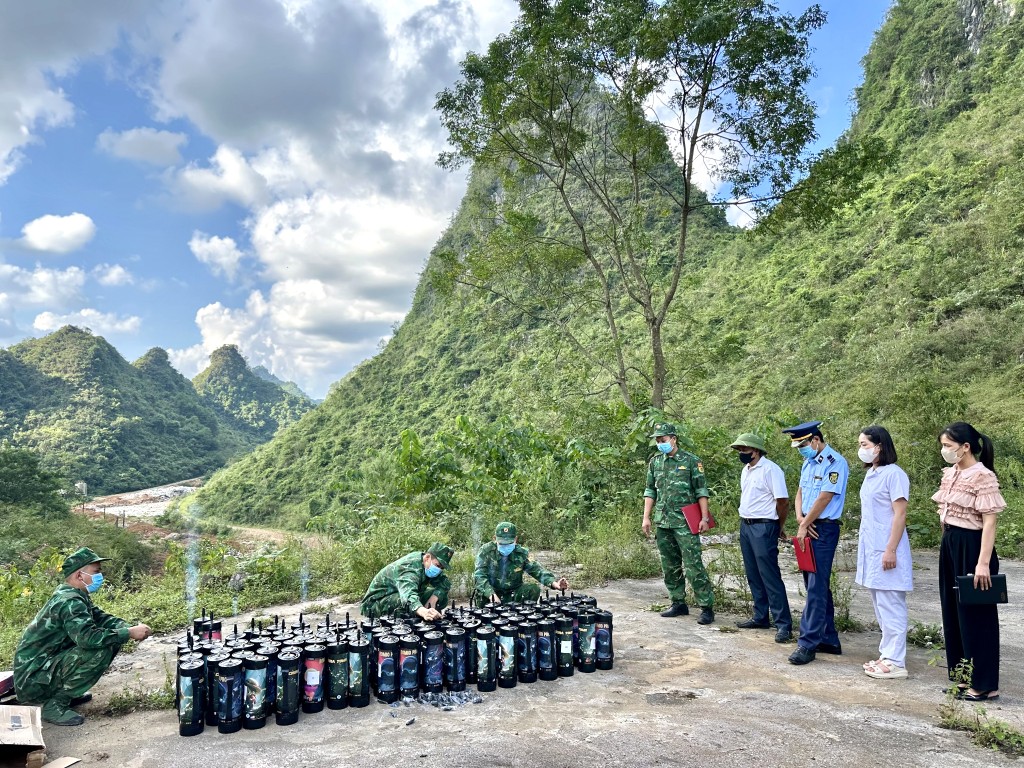 Cao Bằng: Tiêu hủy 100 bình khí cười nhập lậu qua biên giới Cao Bằng: Tiêu hủy 100 bình khí cười nhập lậu qua biên giới