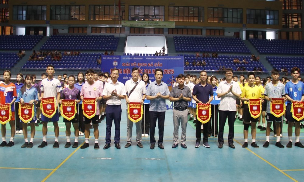 Ban tổ chức trao cờ lưu niệm cho các đội dự giải. Ban tổ chức trao cờ lưu niệm cho các đội dự giải.