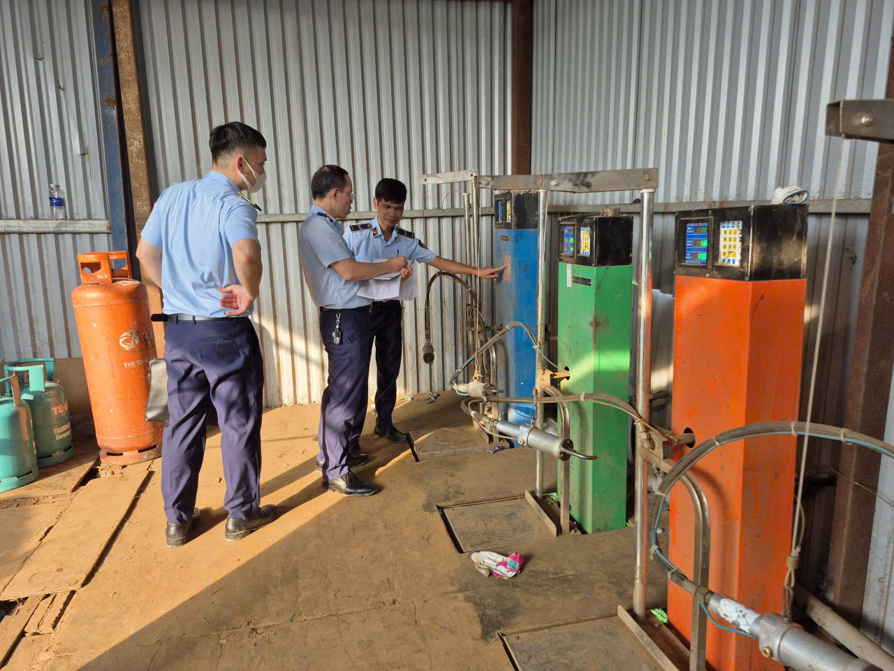 Tạm giữ hơn 3 tấn khí dầu mỏ hoá lỏng LPG của cơ sở sang chiết trái phép