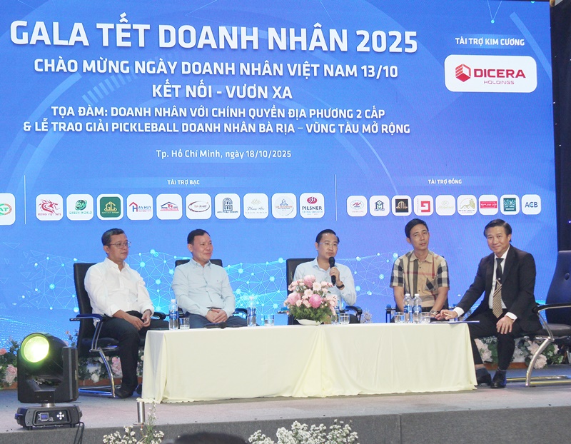 Đại diện chính quyền các địa phương chia sẻ tại Gala Tết Doanh nhân 2025