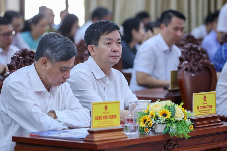 Ông Lê Quang Tùng , Ủy viên BCH Trung ương Đảng, Bí thư Thành ủy Cần Thơ và ông Đồng Văn Thanh, Phó Bí thư Thường trực Thành ủy tham dự hội nghị - Ảnh: VGP/Nhật Bắc Ông Lê Quang Tùng , Ủy viên BCH Trung ương Đảng, Bí thư Thành ủy Cần Thơ và ông Đồng Văn Thanh, Phó Bí thư Thường trực Thành ủy tham dự hội nghị - Ảnh: VGP/Nhật Bắc