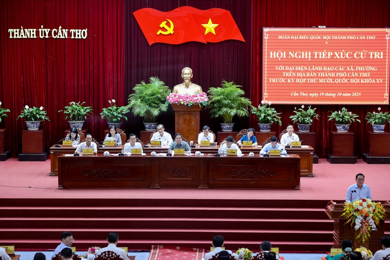 Thủ tướng Chính phủ Phạm Minh Chính tiếp xúc với cử tri là đại diện lãnh đạo các xã, phường trên địa bàn Cần Thơ - Ảnh: VGP/Nhật Bắc Thủ tướng Chính phủ Phạm Minh Chính tiếp xúc với cử tri là đại diện lãnh đạo các xã, phường trên địa bàn Cần Thơ - Ảnh: VGP/Nhật Bắc