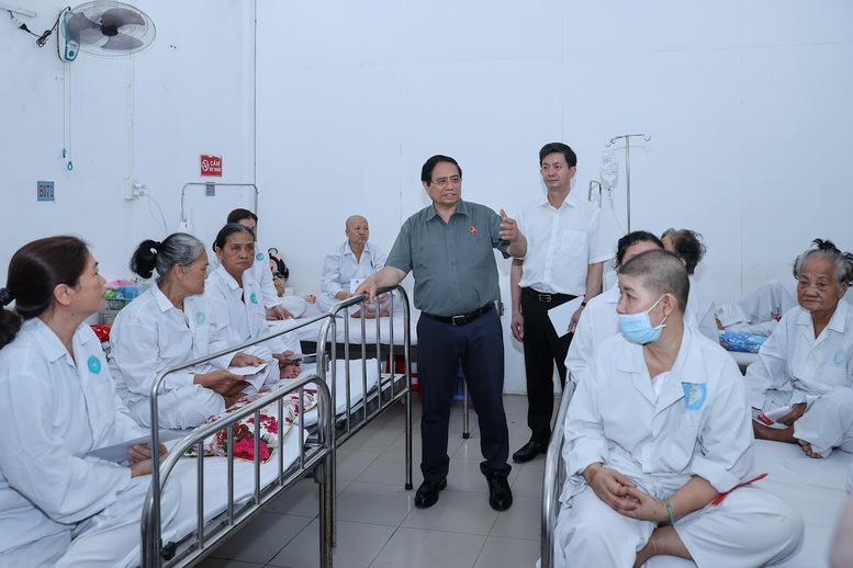 Thủ tướng tới thăm Bệnh viện Ung bướu Cần Thơ (cơ sở cũ), kiểm tra hiện trạng cơ sở vật chất và thăm hỏi, động viên đội ngũ y bác sĩ, các bệnh nhân - Ảnh: VGP/Nhật Bắc Thủ tướng tới thăm Bệnh viện Ung bướu Cần Thơ (cơ sở cũ), kiểm tra hiện trạng cơ sở vật chất và thăm hỏi, động viên đội ngũ y bác sĩ, các bệnh nhân - Ảnh: VGP/Nhật Bắc