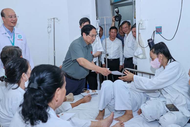 Thủ tướng tặng quà các bệnh nhân - Ảnh: VGP/Nhật Bắc Thủ tướng tặng quà các bệnh nhân - Ảnh: VGP/Nhật Bắc