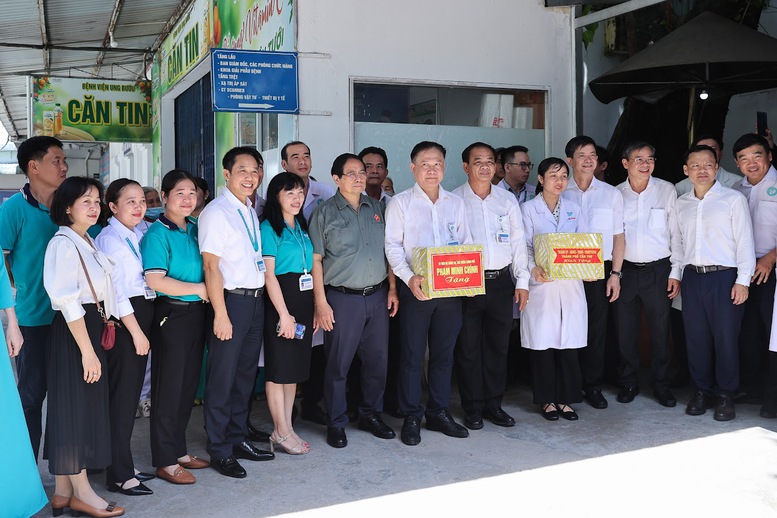 Thủ tướng tặng quà lãnh đạo, nhân viên bệnh viện - Ảnh: VGP/Nhật Bắc Thủ tướng tặng quà lãnh đạo, nhân viên bệnh viện - Ảnh: VGP/Nhật Bắc