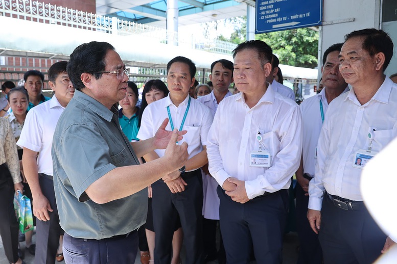 Thủ tướng nhấn mạnh việc khởi công lại, hoàn thành dự án Bệnh viện Ung bướu Cần Thơ có ý nghĩa quan trọng để không tiếp tục kéo dài, gây lãng phí, đáp ứng yêu cầu khám chữa bệnh rất cấp bách cho người dân - Ảnh: VGP/Nhật Bắc Thủ tướng nhấn mạnh việc khởi công lại, hoàn thành dự án Bệnh viện Ung bướu Cần Thơ có ý nghĩa quan trọng để không tiếp tục kéo dài, gây lãng phí, đáp ứng yêu cầu khám chữa bệnh rất cấp bách cho người dân - Ảnh: VGP/Nhật Bắc