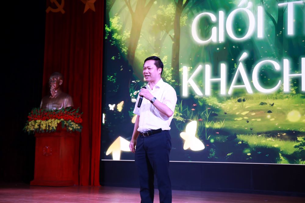 PGS.TS Lê Văn Hiện – Trưởng Khoa Toán - Tin phát biểu tại chương trình