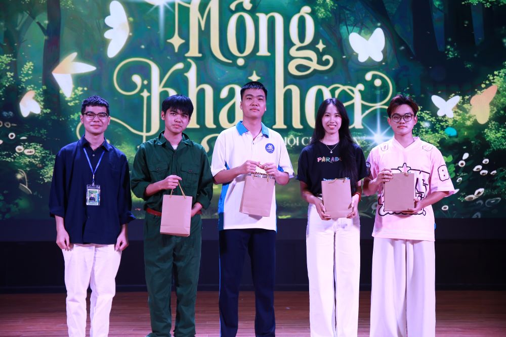 Phần trò chơi được thầy cô và sinh viên cổ vũ nhiệt liệt