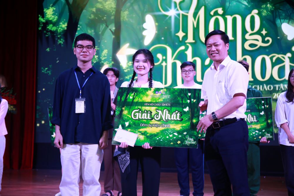 PGS.TS Lê Văn Hiện trao giải Nhất cho tập thể lớp K75A4