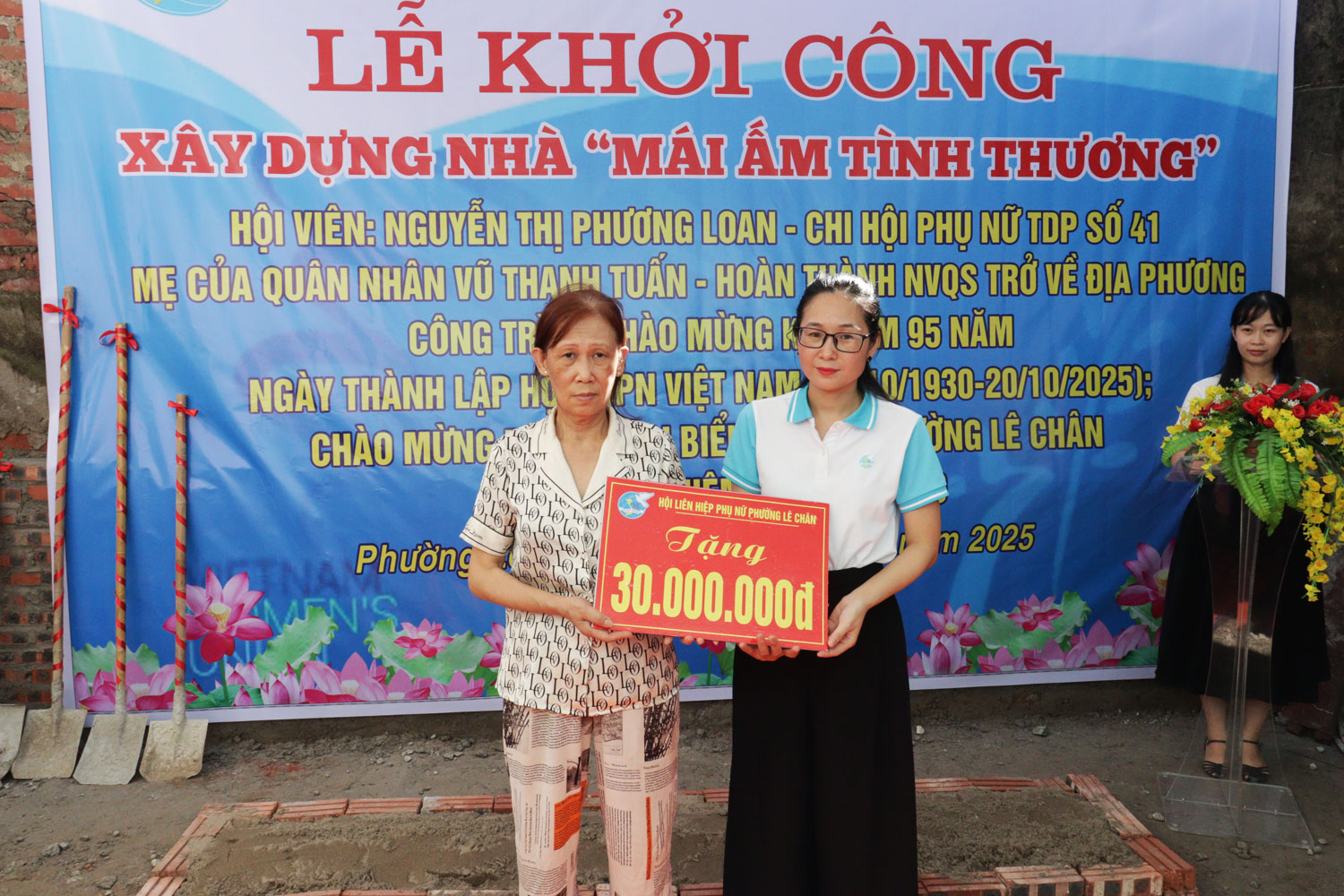Hội LHPN phường trao kinh phí hỗ trợ cho gia đình.