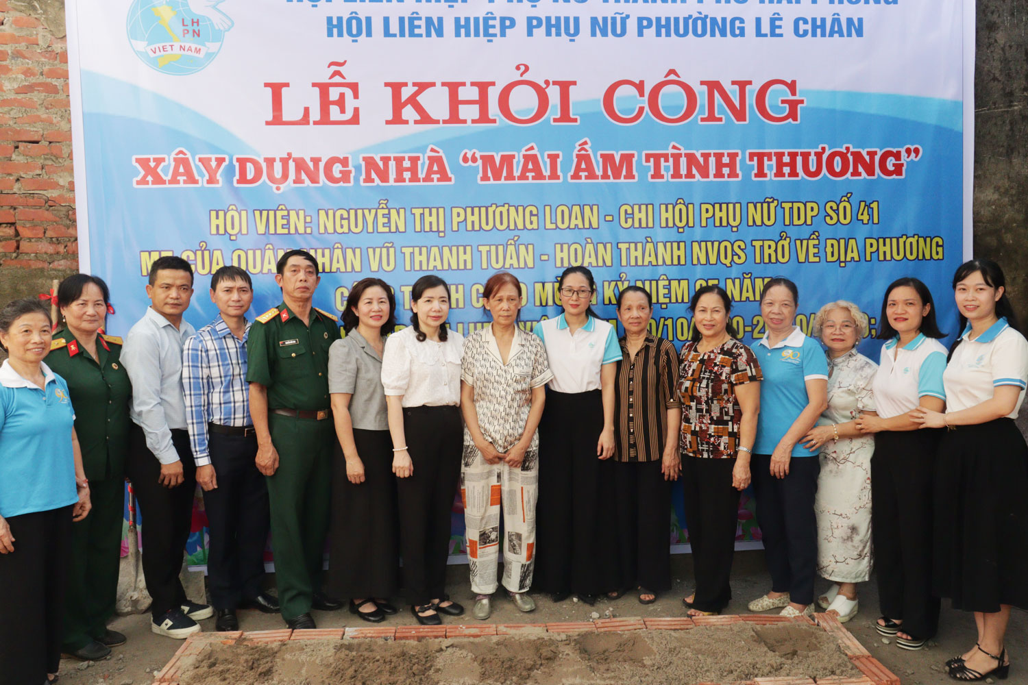 Lãnh đạo phường Lê Chân và các ban, ngành, hội viên phụ nữ và gia đình bà Loan.