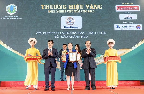 Đại diện Công ty được nhận bằng tôn vnh “Thương hiệu Vàng Nông nghiệp Việt Nam 2025” Đại diện Công ty được nhận bằng tôn vnh “Thương hiệu Vàng Nông nghiệp Việt Nam 2025”