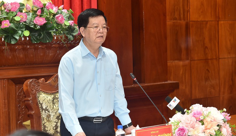 Phó Thủ tướng đề nghị tỉnh Đồng Tháp vượt qua khó khăn, chung sức, đồng lòng, nỗ lực khắc phục khó khăn, tập trung mọi nguồn lực, cố gắng đạt mục tiêu cao nhất về phát triển kinh tế-xã hội những tháng cuối năm