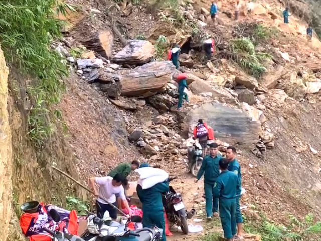 Nhiều đoạn đường bị đất núi sạt lở chắn ngang. Nhiều đoạn đường bị đất núi sạt lở chắn ngang.