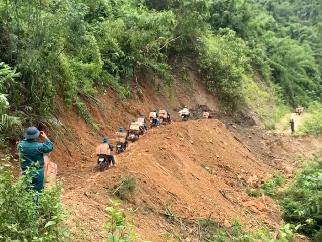 Các chuyến hàng cứu trợ kịp thời đưa vào 2 bản đang bị cô lập cho người dân. Các chuyến hàng cứu trợ kịp thời đưa vào 2 bản đang bị cô lập cho người dân.