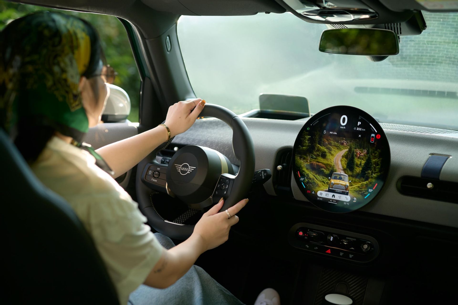 Phụ nữ hiện đại làm chủ hành trình và tận hưởng từng khoảnh khắc trên chiếc MINI phong cách Phụ nữ hiện đại làm chủ hành trình và tận hưởng từng khoảnh khắc trên chiếc MINI phong cách