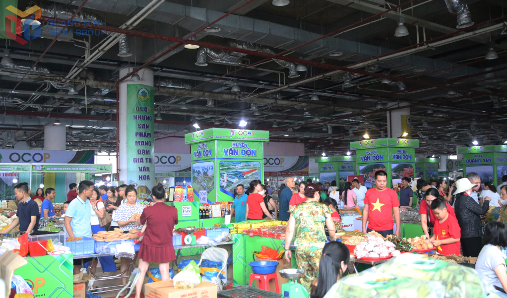 Người dân, du khách mua sắm tại Hội chợ OCOP khu vực Đồng bằng sông Hồng - Quảng Ninh 2025.